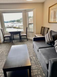 Quathiaski CoveHigh Point Resort的客厅配有沙发和桌子