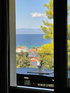 波利克罗诺Pine Resort的从窗户可欣赏到海景