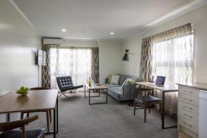 奥克兰奎斯特奥克兰服务式公寓的客厅配有沙发和桌子