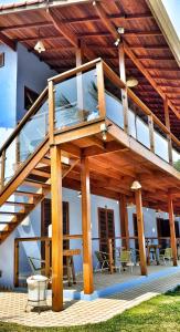 特林达德Pousada Villa Maritima的带阳台的大甲板房屋