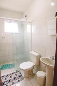 帕罗卡Morada do Mar Aberto - 100 metros da praia的浴室配有卫生间、淋浴和盥洗盆。