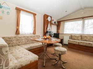 南安普敦Solent Breezes, Caravan 108的客厅配有沙发和桌子
