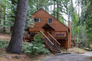 费希坎普Yosemite Silvertip Lodge的树林里的一个大型木屋,有树