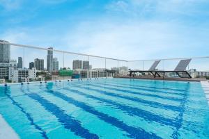 曼谷Hotel Amber Sukhumvit 85的大楼屋顶上的大型游泳池