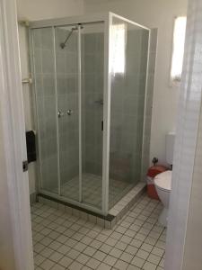 查尔维尔沙勒维尔丛林汽车旅馆的设有带卫生间的浴室内的淋浴间