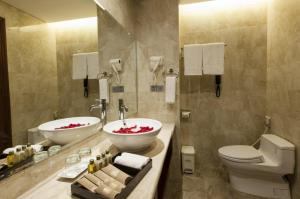 岘港丝戴酒店的一间带两个盥洗盆和卫生间的浴室
