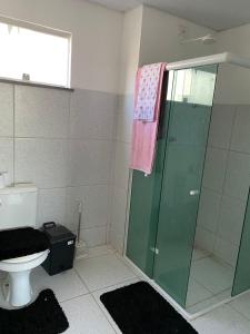卡鲁阿鲁Apartamento Mobiliado para seu conforto的一间带玻璃淋浴和卫生间的浴室