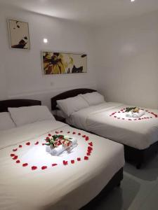 实兆远HOTEL MIRAMA 美麗華酒店的一间设有两张红色玫瑰床的房间
