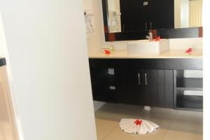 劳托卡Lander's Bay Resort的浴室配有盥洗盆、镜子和台面