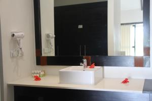 劳托卡Lander's Bay Resort的浴室设有白色水槽和镜子