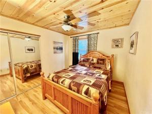 Enchanting Cabin with Hot Tub & Quiet Neighborhood客房内的一张或多张床位