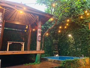 南湾垦丁阿飞冲浪旅店 的花园中带游泳池的凉亭