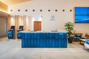 玉野市UNO HOTEL的中间有一个蓝色岛屿的办公室大堂