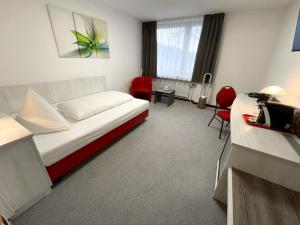 比勒费尔德布伦纳酒店的配有一张床和一张书桌的酒店客房