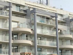 波尔尼谢Superbe vue mer Pornichet, au 5e + parking couvert的公寓大楼设有阳台和街灯