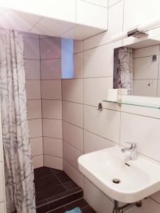 格拉茨Apartmenthaus beim LKH Graz的一间带水槽和镜子的浴室