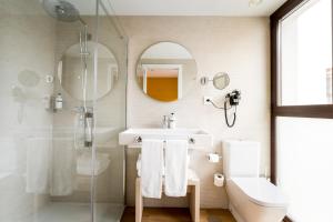 塞维利亚atLumbreras16的一间带水槽和淋浴的浴室