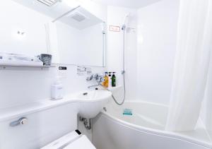 佐贺市APA佐贺站前酒店 的白色的浴室设有水槽和淋浴。