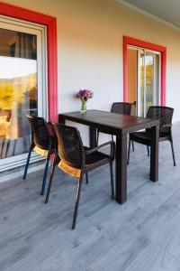 达拉曼Airport Guest House的餐桌、椅子和桌子