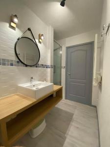 普洛埃默Joli appartement 4 personnes - vue mer的一间带水槽和镜子的浴室