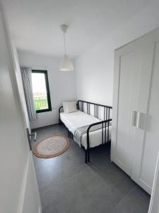 科斯塔特吉塞Apartamentos Cataira的一间小卧室,配有床和窗户