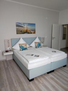 博尔库姆博尔库姆诺德希酒店的卧室配有白色床垫和白色床。