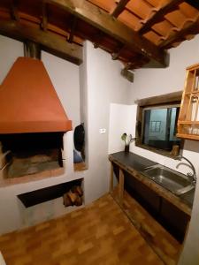 IsoraCASA LA LUNA的厨房配有水槽和炉灶