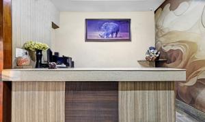 古瓦哈提Treebo Trend Apollo的一张酒店房间中的前台,里面放着一张大象的照片