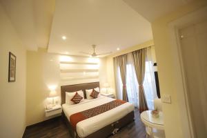 新德里Hotel Picasso Prive Naraina Delhi - Couple Friendly Local IDs Accepted的酒店客房设有床和窗户。