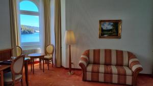施卢赫湖胡伯图斯酒店的带沙发、桌子和窗户的客厅