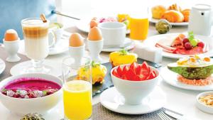 罗安达InterContinental Luanda Miramar, an IHG Hotel的桌上装满了早餐食品和饮料