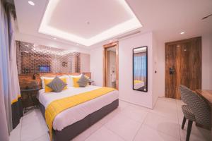 卡萨布兰卡欧姆宫Spa酒店的卧室配有一张床和一张桌子及椅子