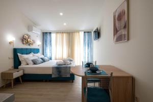 卡拉马塔Kalypso Apartments的卧室配有一张床和一张桌子