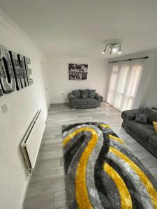 伦敦Lovely 3 Bedroom Apartment in the Heart of Hackney的带沙发和地毯的客厅