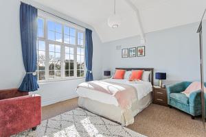 托基The Torcroft Apartments at Bedford House的卧室配有床、椅子和窗户。