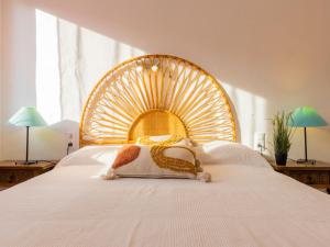 托里代巴拉Apartment Marie by Interhome的一张大型白色床,配有大型木制床头板