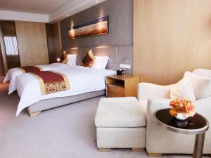 广州珠江国际酒店（国际轻纺城）的酒店客房设有一张大床和一张沙发。