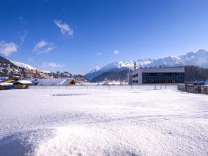 圣莫里茨Apartment Chesa Piz Mezdi - St- Moritz by Interhome的一个有雪盖的停车场,后面有群山