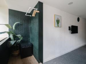 台北囍阅文旅的一间铺有绿色瓷砖的淋浴浴室