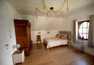迪南Les 3 chapeaux Dinant的一间卧室设有一张床和一个大窗户