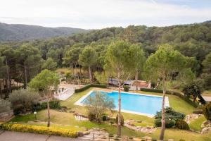 塔马留Precioso apartamento con piscina en Tamariu的享有庭院内游泳池的空中景致