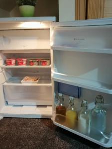 伊文格瑞Corrie View的装满许多食物和饮料的开放式冰箱
