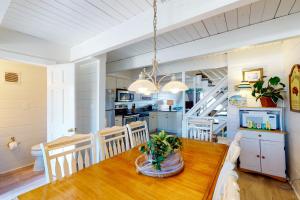 大洋城Sea Splash 2的厨房以及带桌椅的用餐室。