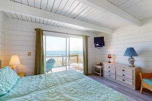 大洋城Sea Splash 2的一间卧室配有一张床,享有海景