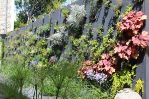 雷岛圣玛丽Une Parenthèse的花园,围栏上放着鲜花