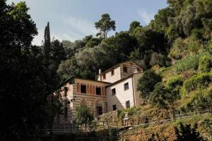 波托菲诺LEremoRifugio escursionistico10 min steep walk的山边的房子