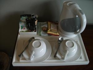 滕特登布尔旅馆的盘子,盘子,茶壶和汤匙