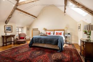 Kings CliffeThe Hayloft的一间卧室配有一张床和红色地毯