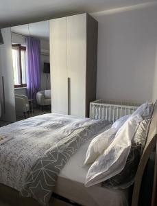 CossatoDa Felicia的一间卧室配有一张大床和大镜子