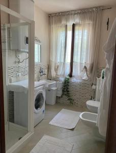 CossatoDa Felicia的浴室配有洗衣机和烘干机。